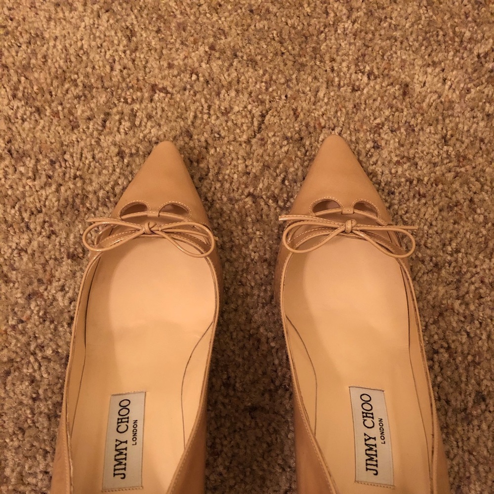 Jimmy Choo nude patent leather pump. - Picture 2 of 6